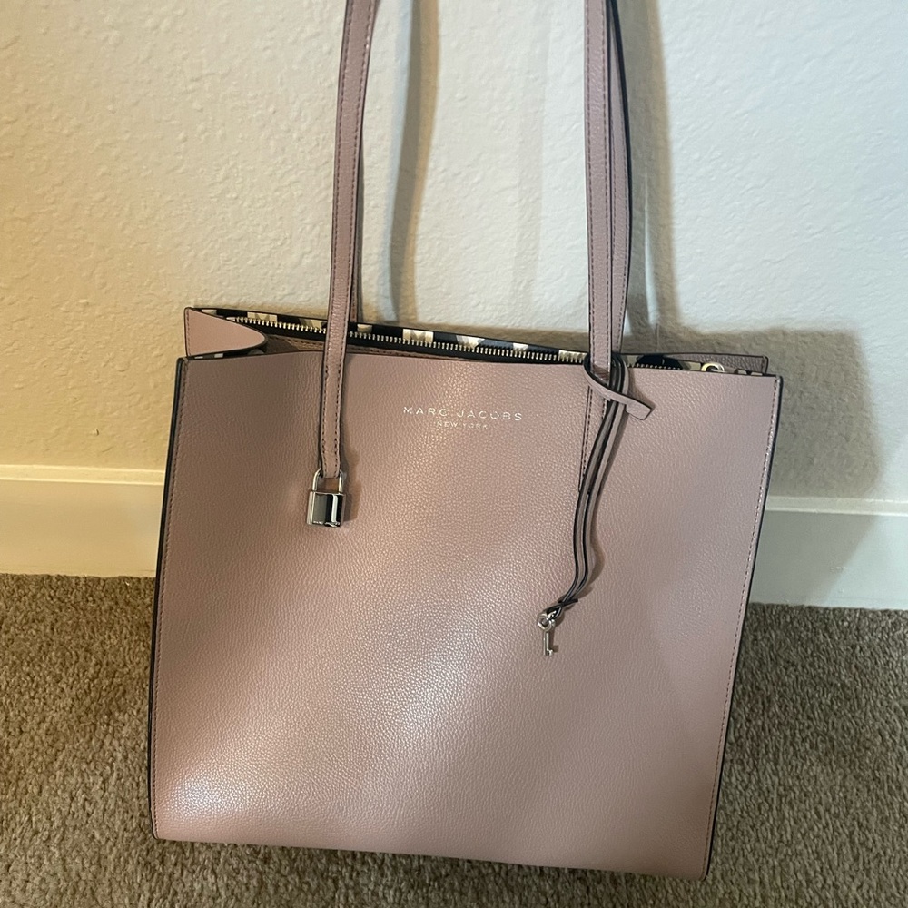 Marc Jacobs The Grind Tote in Romantic Beige